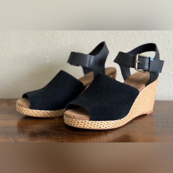 EUC. Toms Black Wedge Sandals with Ankle Strap. - Picture 3 of 8